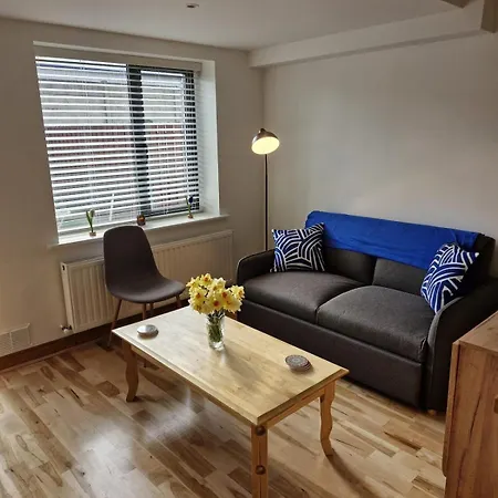 Stylish Ground Floor One Bedroom Townhouse Apartment *