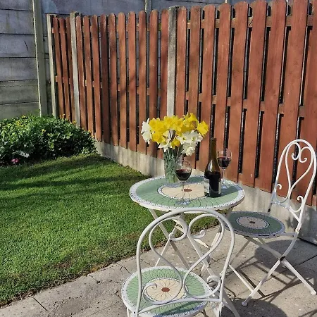 Apartment Stylish Ground Floor One Bedroom Townhouse *